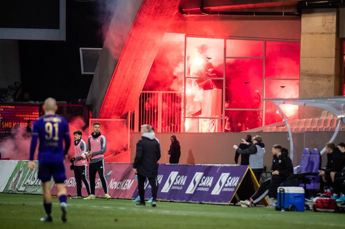 Maribor Mura | Čeprav je dvoboj v Ljudskem vrtu potekal pred praznimi tribunami, so navijači Maribora spodbujali ljubljence z druge strani stadiona. | Foto Blaž Weindorfer/Sportida