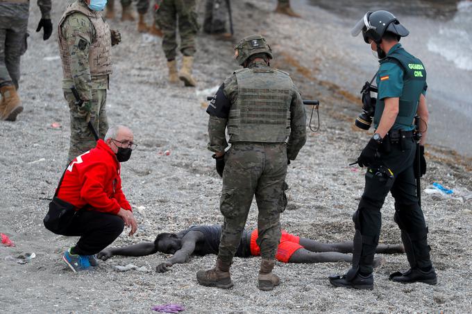 Fotografije, ki so obkrožile svet, so simbol upanja in solidarnosti, sporočajo predstavniki španske vlade.  | Foto: Reuters