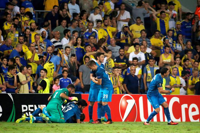 V Izraelu je potekal dvoboj, ki se bo zapisal med nesmrtne. Gostitelji so do 76. minute vodili s 3:0, nato pa proti Zenitu ostali brez ene samcate točke (3:4)! Pušnikov in novogoriški evropski krvnik, izraelski podprvak je namreč na poti do skupinskega dela evropske lige izločil Hajduk Split in Gorico, bo še dolgo objokoval zapravljeno priložnost, Rusi pa opevali junaški preobrat. Piko na i je v zadnji minuti z zadetkom, ki ga je dosegel po strelu z glavo, postavil 22-letni črnogorski rezervist Luka Đorđević. ''Česa takega nisem v karieri doživel še nikoli, pa sem v nogometu že dolgo,'' je po čudežni zmagi v Izraelu poudaril trener Mircea Lucescu, ki se je v St. Peterburg preselil iz Ukrajine, kjer je dolgo časa vodil Šahtar Doneck. | Foto: Reuters