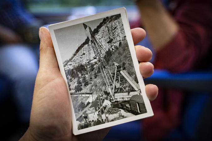 Tako so novembra 1975 reševali posledice iztirjenega vlaka na "Raspadalici", nestalnem odseku proge med Buzetom in Ročem, ki so ga nekako dokončno utrdili več kot sto let po odprtju proge. | Foto: Ana Kovač