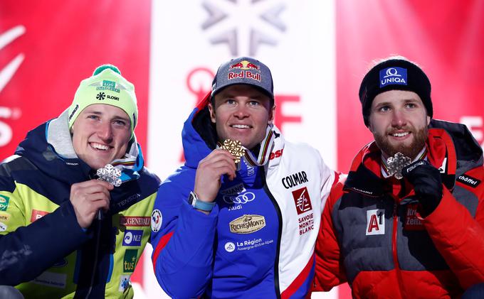 Marco Schwarz (desno) leta 2019 na zmagovalnem odru ob prvaku Francozu in podprvaku Slovencu. | Foto: Reuters