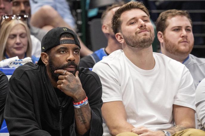 Luka Dončić, Kyrie Irving | Luka Dončić in Kyrie Irving sta tekmo spremljala s klopi. | Foto Guliverimage