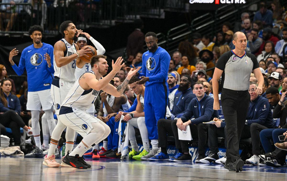 Luka Dončić Dallas Mavericks | Luka Dončić je zaradi bolečin v levem gležnju izpustil tekmo z Oklahomo. | Foto Reuters