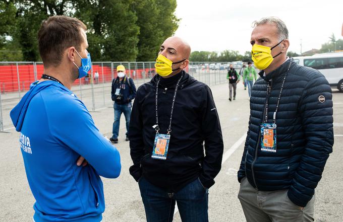 Alex Carera in njegov brat Johnny Carera med pogovorom z Andrejem Hauptmanom med svetovnim prvenstvom v Imoli leta 2020.  | Foto: Vid Ponikvar