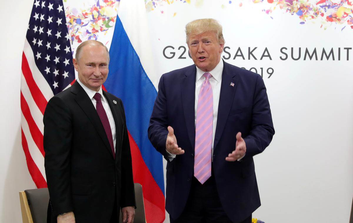 Vladimir Putin in Donald Trump | Ruski predsednik Vladimir Putin in ameriški predsednik Donald Trump med srečanjem v Osaki. | Foto Reuters