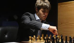 Carlsen izkoristil Anandovo napako in ubranil naslov prvaka