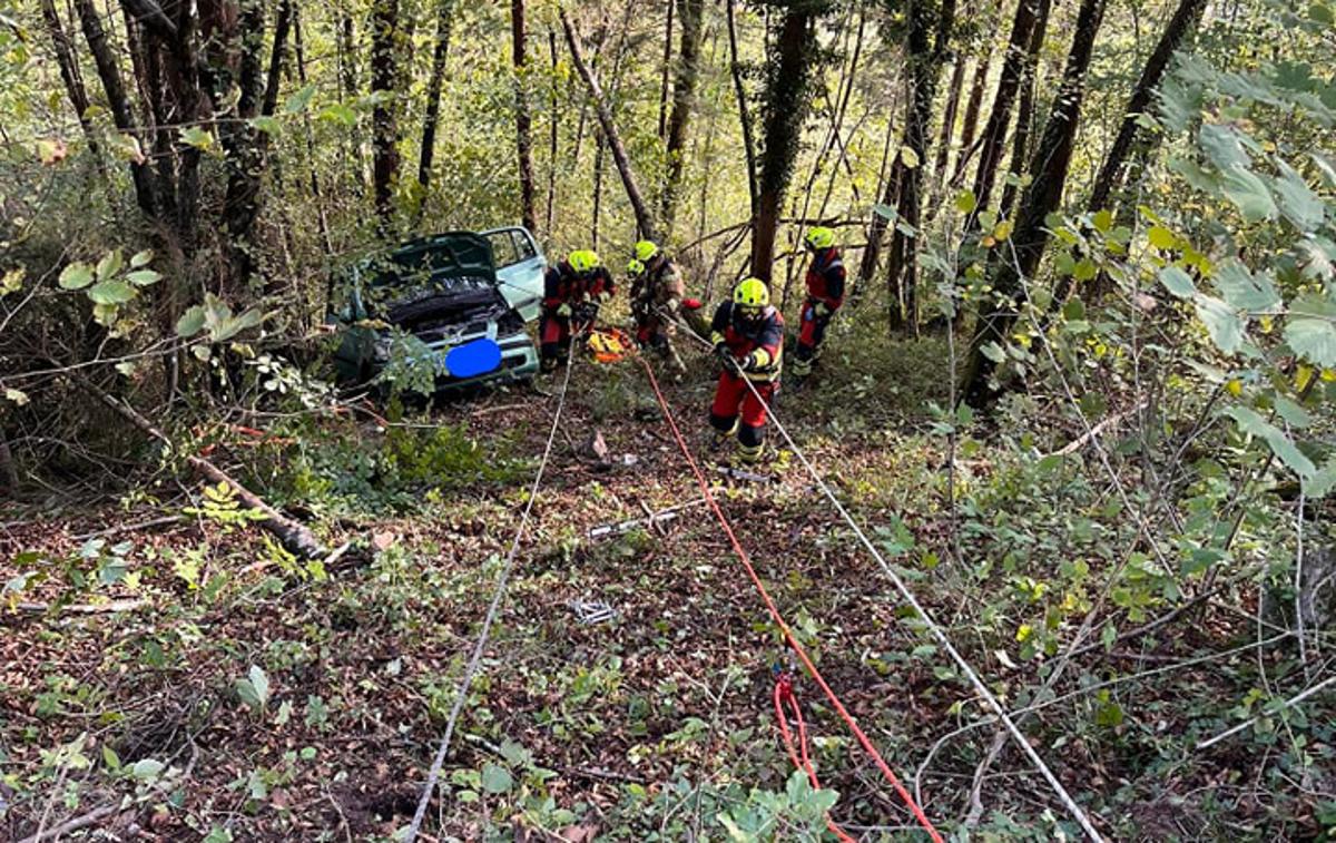 Nesreča | Osebno vozilo je zapeljalo s ceste.  | Foto PGD Idrija