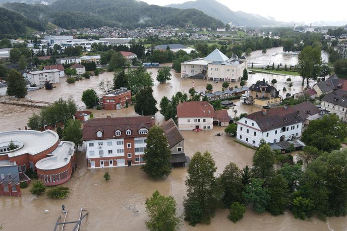 Poplava Medvode | Fazi intervencije in popisu škode sledi sanacija, ki pa bo glede na obseg škode dolgotrajna in finančno zelo zahtevna. Občina najprej pričakuje povrnitev stroškov intervencije, to je dobrih 660 tisoč evrov. Občane, ki so prijavili škodo na svojih objektih, v teh dneh najbolj zanima, kdaj, koliko in na kakšen način bodo prejeli finančno pomoč države za sanacijo škode, a konkretnih odgovorov na ta vprašanja, kot so navedli, še niso prejeli. | Foto Bralec