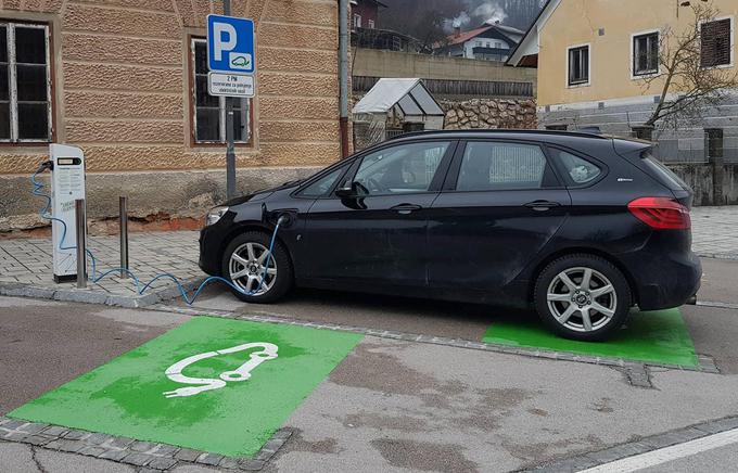 Izven Ljubljane polnjenje vozil časovno večinoma ni omejeno. V prestolnici lahko polnimo največ tri ure, kar pa pri mnogih avtomobilih ne zadošča za napolnitev celotne baterije. | Foto: Gašper Pirman