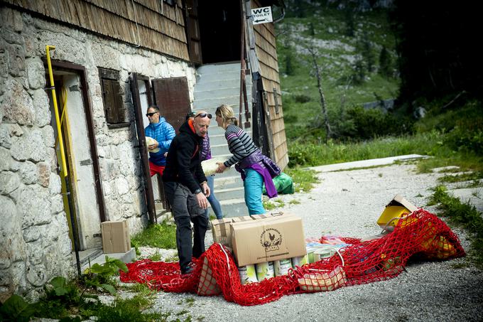 V času našega obiska je pri raztovarjanju živil pomagala ekipa iz Zavoda za ribištvo, ki se posveča izlovu rib iz Dvojnega triglavskega jezera.  | Foto: Ana Kovač