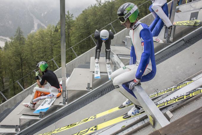 ... fantje pa na sosednji veliki. Jaka Hvala je prav tako med potniki v Courchevel. | Foto: 