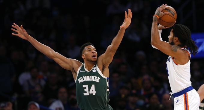 Giannis Antetokounmpo je prvič v tej sezoni dosegel trojni dvojček. K zmagi prvakov nad Knicks je prispeval 20 točk, deset skokov in 11 asistenc.  | Foto: Guliverimage/Vladimir Fedorenko