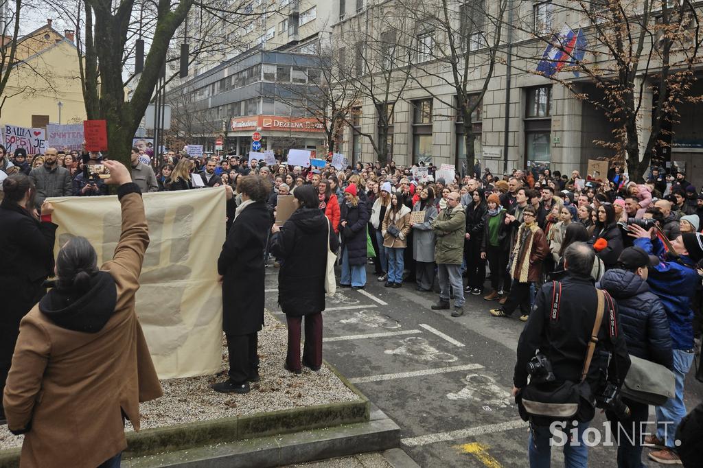 Protesti pred srbsko ambasado v Ljubljani