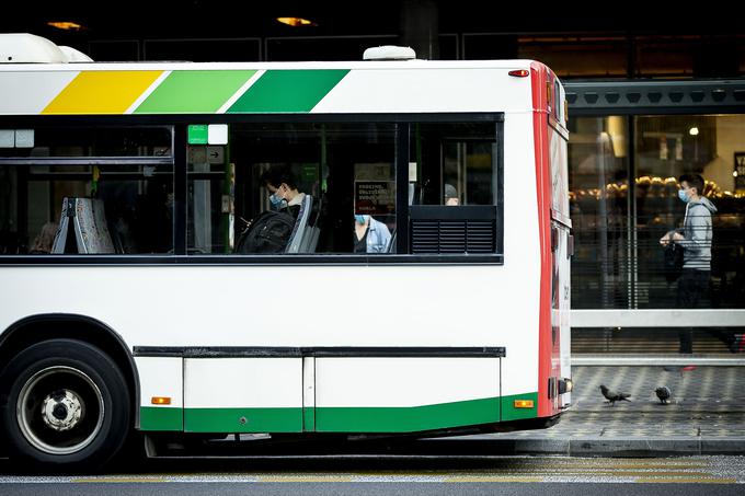 Kljub rumenim pasovom na nekaterih vpadnicah in v središču mesta se morajo ljubljanski mestni avtobusi ob delavniških konicah prebijati skozi (preveč) gost mestni promet. | Foto: Ana Kovač