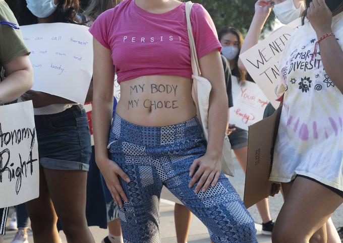 Teksas je v zadnjem času prišel v središče pozornosti ameriške in svetovne javnosti tudi zaradi zakona, ki poskuša čim bolj ovirati dostop do splava v tej zvezni državi. Na fotografiji: protestniki oziroma protestnice proti novi zakonodaji v Austinu letos jeseni. | Foto: Guliverimage/Vladimir Fedorenko