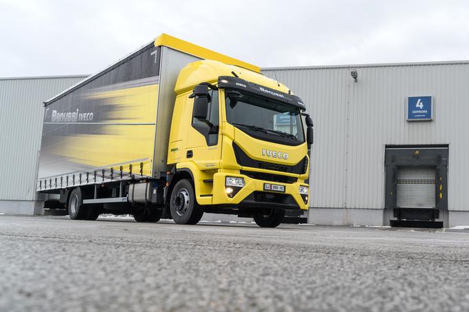 Iveco eurocargo, zmagovalec med tovornjaki, z zunanjo vizualno podobo sledi potezam dailyja. Nova oblika sprednjega dela prispeva k boljši aerodinamiki, notranjost kabine pa je zasnovana po načelu ergonomije. Novi eurocargo motorno ni podhranjen, oba motorja ustrezata ekološki normi Euro 6. V finalu sta zmagovalcu delala družbo še renault trucks serija C in K ter scania P CNG. | Foto: 