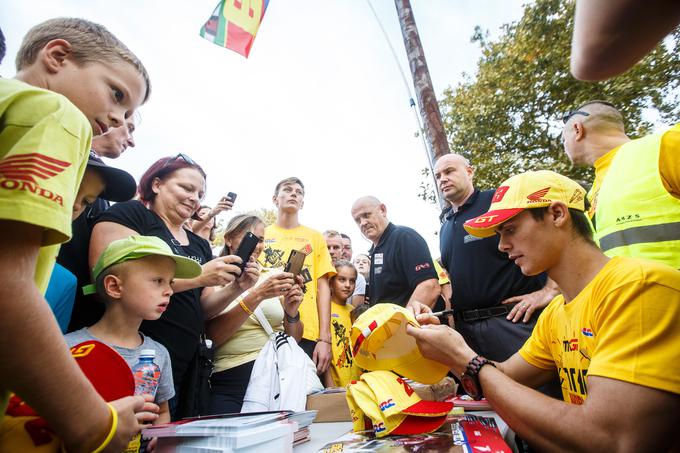 Jutri bo v vrtcih in šolah občine Makol in okolice beseda tekla le o eni temi: kdo je dobil avtogram in kdo se je fotografiral s Timom Gajserjem. | Foto: Grega Valančič/Sportida