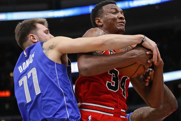 Luka Dončić | Luka Dončić v dvoboju s sovrstnikom Wendellom Carterjem Jr. | Foto Guliver/Getty Images