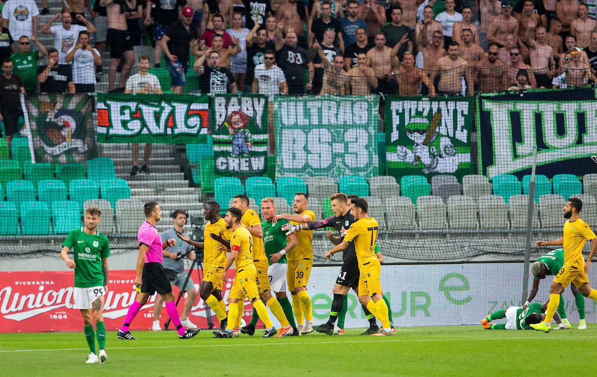 Olimpija - Malatayaspor | Slovaški sodnik Filip Glova je imel na vročem dvoboju v Ljubljani veliko dela. | Foto Morgan Kristan/Sportida