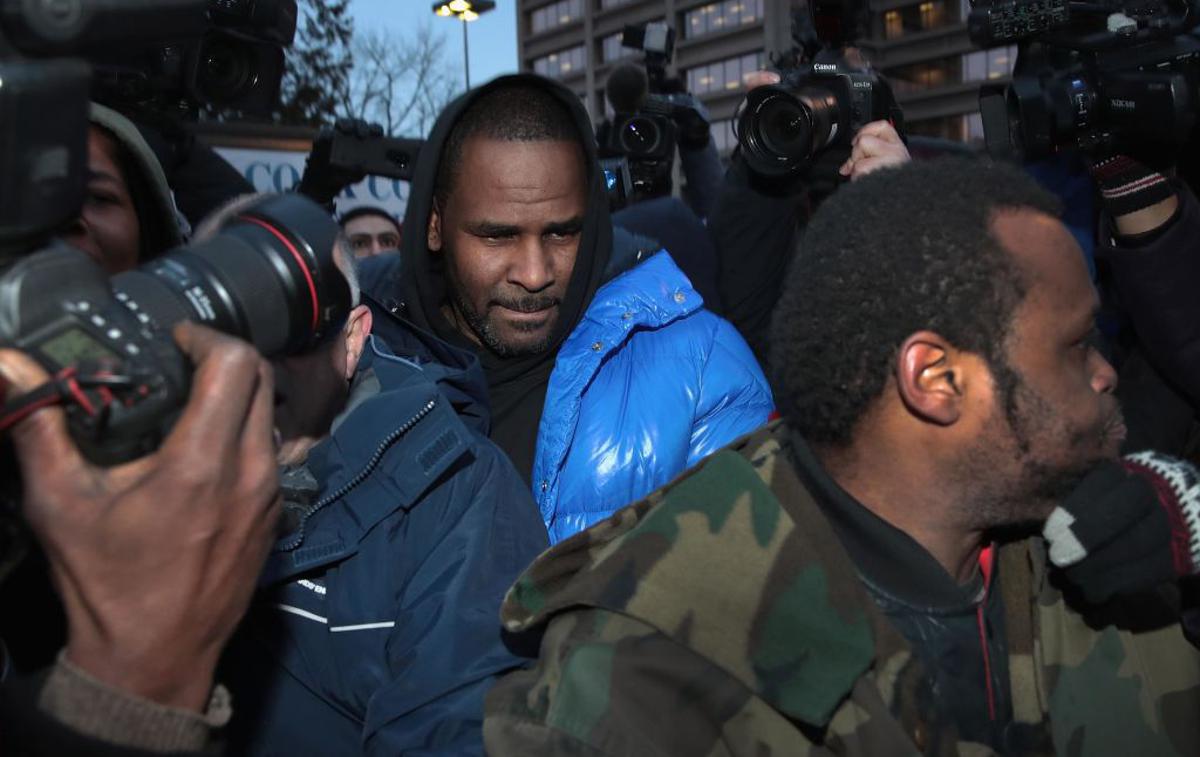 R. Kelly | Da je spolno zlorabljal mlada dekleta, se za R. Kellyja govori že dolga leta, novi dokumentarec pa je ponovno spomnil na to in sprožil nove policijske preiskave. | Foto Getty Images