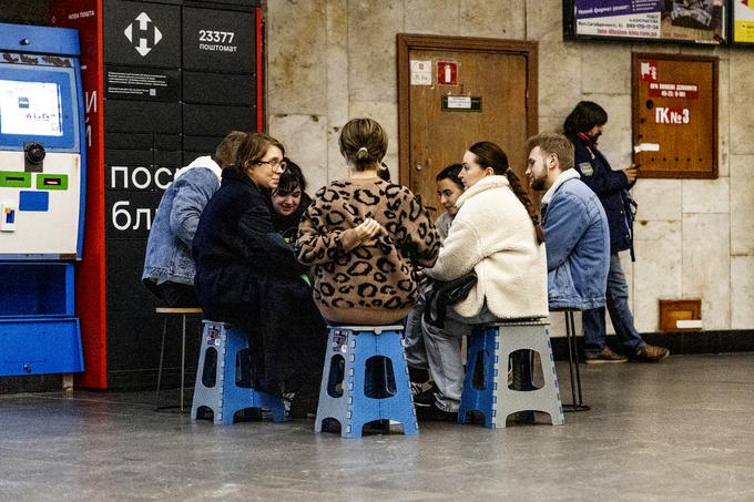 Skupina dijakov na postaji podzemne železnice v času trajanja alarma.  | Foto: Ana Kovač