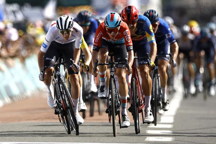 Tadej Pogačar, TDF23 | Tadej Pogačar je danes celo sprintal za 12. mesto, zagotavlja pa, da je privarčeval dovolj moči za naporen konec tedna v Alpah. | Foto Reuters