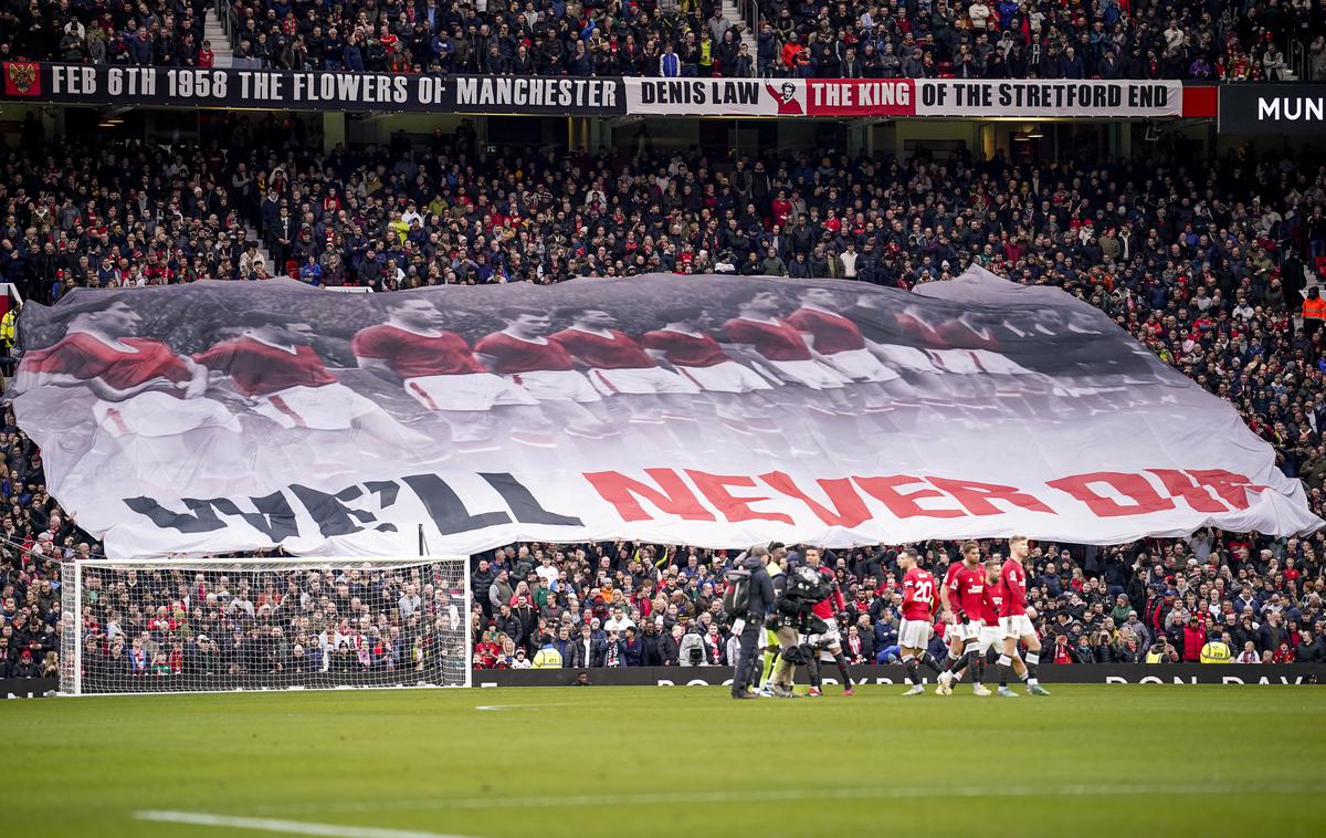 Manchester United obetnica letalske nesreče | Navijači Manchester Uniteda so se v nedeljo na Old Traffordu na tekmi proti West Hamu (3:0) spomnili na nogometaše, ki so umrli v letalski nesreči leta 1958.  | Foto Guliverimage