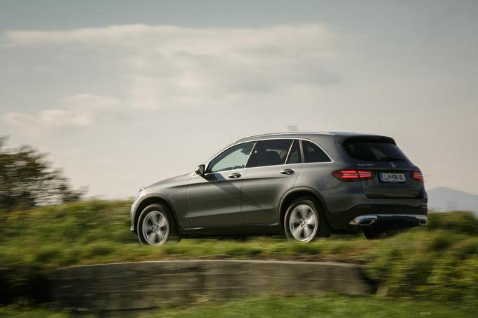 Mercedes-Benz GLC je s trga izpodrinil oziroma nadomestil GLK. Njegova ciljna skupina kupcev je ostala nespremenjena, je pa GLC, katerega podoba je seveda na stala na risalni mizi slovenskega oblikovalca Roberta Lešnika, postal opazno oblejši, s čimer bolj sugerira na uporabo v mestih oziroma na urejenih cestah.  | Foto: 