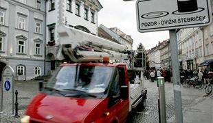 Na protestnem shodu pred Mestno hišo okoli sto Ljubljančanov