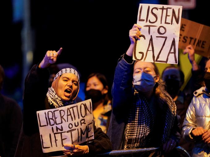 Večerja za novinarje in druge ugledne osebnosti je minila v znamenju protestov proti izraelski ofenzivi na Gazo. | Foto: Reuters