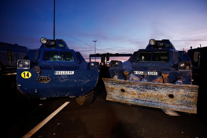 Policijske enote so bile razporejene tudi vzdolž avtoceste, ki vodi do Rungisa, okoli tržnice pa so bile postavljene policijske nadzorne točke. | Foto: Guliverimage