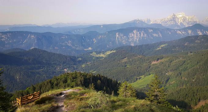 "Tukaj imamo Dubaj in Monte Carlo hkrati, saj vidiš, ko je vreme lepo, Julijce in vse do Ljubljane, z vrha Golice tudi do Avstrije. Vse imaš na dlani." | Foto: Alenka Teran Košir