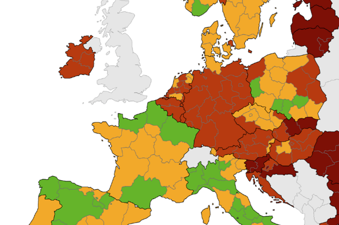 ECDC | Temno rdeče so poleg Slovenije v celoti obarvane še vse tri baltske države in Romunija, sicer pa so temno rdeči še zahod Bolgarije, sever Grčije, vzhod Slovaške ter vzhod Hrvaške in mesto Zagreb. | Foto ecdc.europa.eu