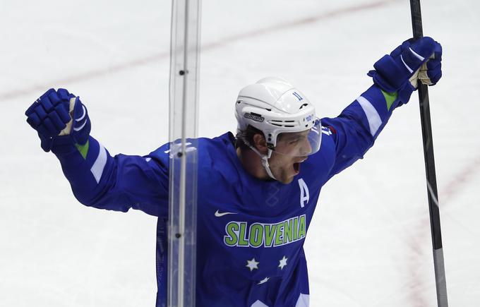 Anže Kopitar je na olimpijskih igrah sodeloval leta 2014, ko so Slovenci zasedli izvrstno sedmo mesto, lani soigralcem v Pjongčangu ni smel pomagati.  | Foto: Reuters