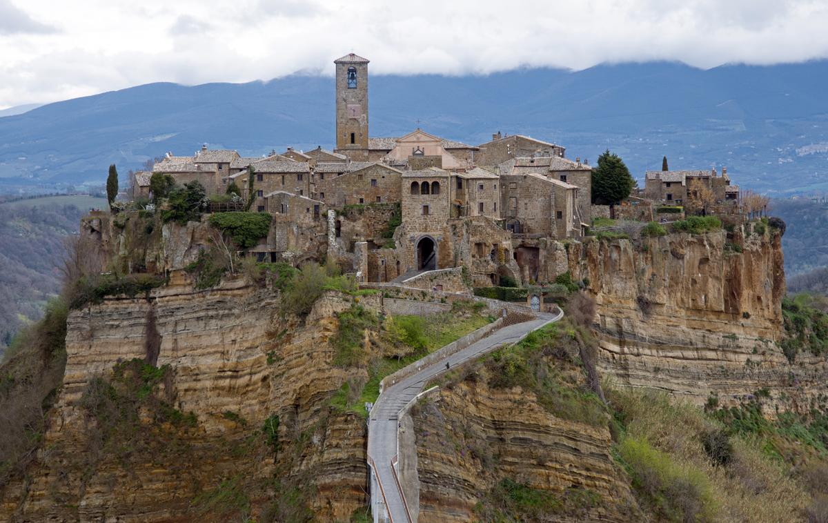 Civita di Bagnoregio | Etruščani so živeli v Etruriji (ozemlje današnje Toskane, zahodne Umbrije in severnega Lacija). V 3. stoletju pred našim štetjem so jih Rimljani dokončno porazili, rimska civilizacija pa je asimilirala etruščansko. Na fotografiji: italijansko mestece Civita di Bagnoregio, ki so ga pred okoli 2.500 leti ustanovili Etruščani. | Foto Guliverimage