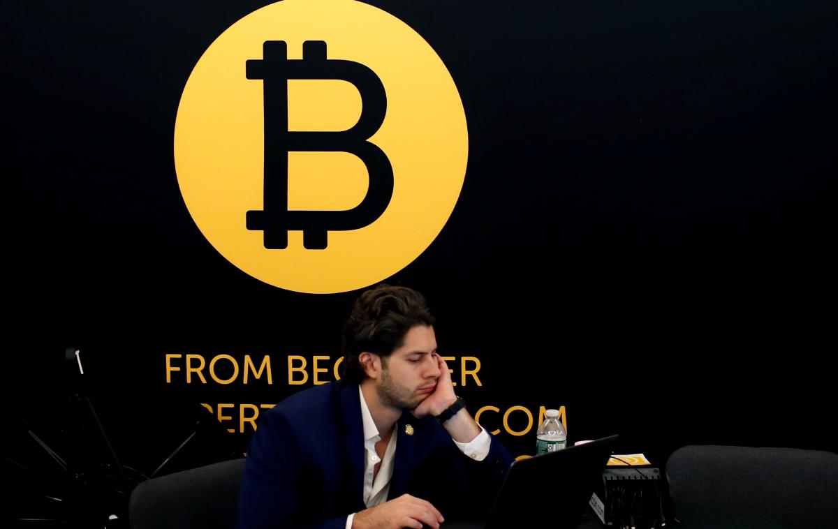 Bitcoin | Kdor je bitcoin kupil v prvi polovici leta 2018, v zadnjih mesecih ni mogel imeti veliko razlogov za zadovoljstvo. Bitcoin je zadnjega pol leta namreč večidel stagniral pri pičlih 30 odstotkih pomladnih cen.   | Foto Reuters