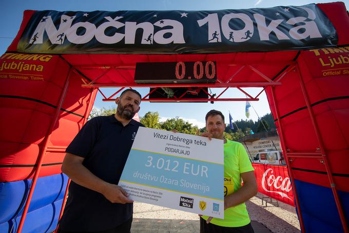 Organizatorji Nočne 10ke, društvo Vitezi dobrega teka, je društvu Ozara podarilo ček za 3012 evrov. Od vsake prijave so en evro namenili za dober namen. | Foto: Urban Urbanc/Sportida