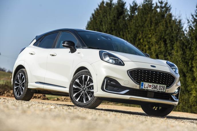 Ford puma vignale | V prometnem dovoljenju piše: večnamensko vozilo. Trše podvozje je 164 mm dvignjeno od tal, športno oblikovana platišča ST-line so zamenjala bolj umirjena vignale. | Foto Gašper Pirman