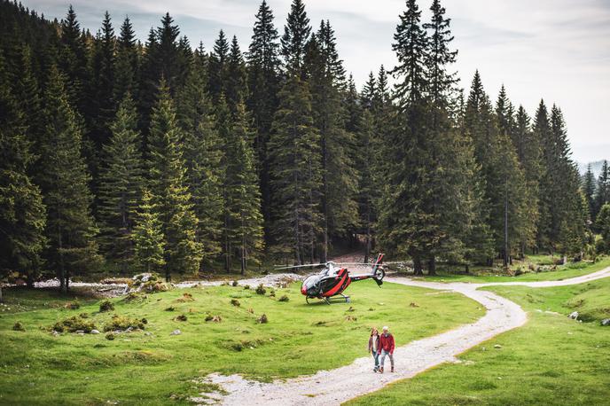 Večerja pod zvezdami | Na večerjo pod zvezdami, ki jo prirejajo na Planšariji Dolga njiva pod Košuto, se po novem lahko pripeljete kar s helikopterjem. | Foto Peter Podobnik