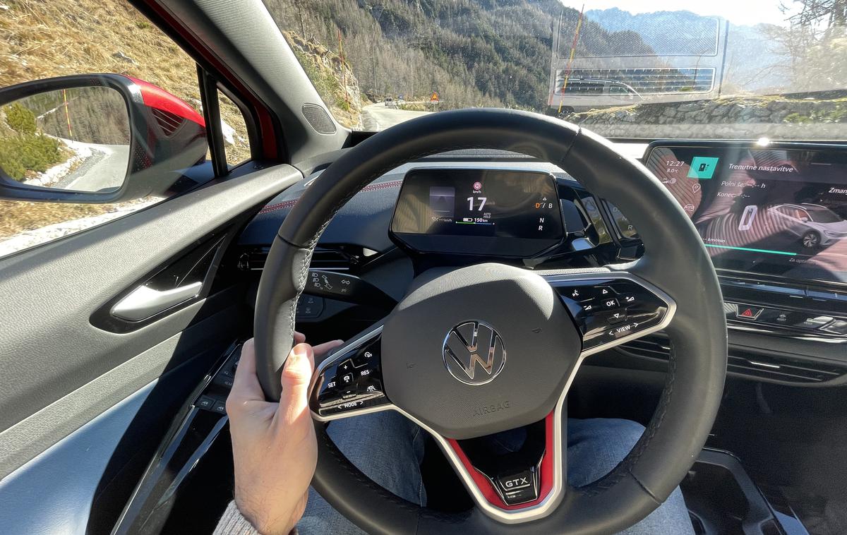 Volkswagen ID4 Vršič | Mimoidočim, ki me vprašajo, kako dolgo je treba polniti avtomobil, ne znam natančno odgovoriti. "Baterije na poti nikoli ne napolnim do konca, največkrat jo polnim le kakšnih 15 ali 20 minut," jim po navadi odgovorim. | Foto Gregor Pavšič