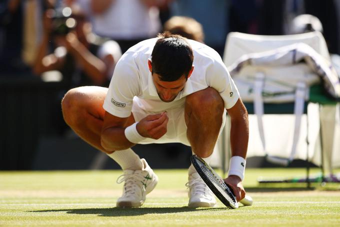 Kot je že v njegovi navadi, je po veliki zmagi pojedel nekaj wimbledonske trave. | Foto: Guliverimage/Getty Images