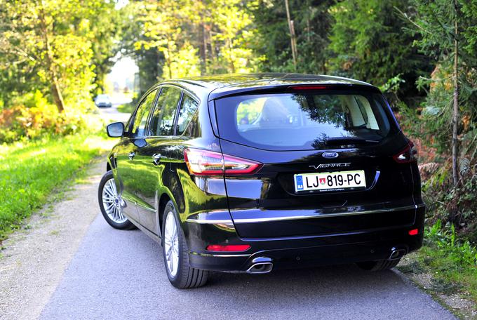 Nemški premium proizvajalci nimajo klasičnega enoprostorca, je to Fordova priložnost s S-maxom vignale? Avtomobil stane od 50 do 60 tisoč evrov. | Foto: Gregor Pavšič