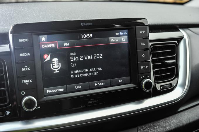 Večopravilna enota ima vgrajeno navigacijsko napravo (sedemletno posodabljanje zemljevidov), pozna pa oba sistema Android Auto in Apple CarPlay. | Foto: Gašper Pirman