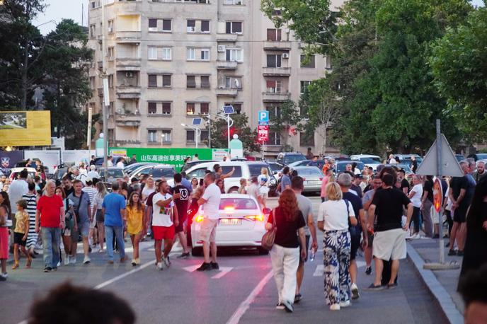 Beograd, protesti | V nedeljo so pred sedežem vlade sledili novi protesti in blokade, potem ko je policija pridržala tri protestnike, ki so blokirali železniški promet. Sodišče za prekrške v Beogradu je za enega od njih po poročanju portala N1 Srbija odredilo 40 dni pripora, za druga dva po 30 dni. | Foto STA