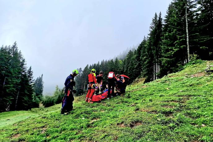 Bik poškodoval lastnika | Reševanje lastnika, ki ga je na Jeseniški planini poškodoval bik. | Foto PU Kranj