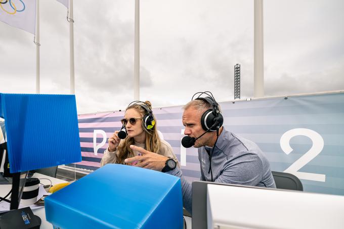 Matt Groom v družbi nekdanje plezalke Shaune Coxsey komentira plezanje na OI v Parizu 2024. | Foto: Jan Virt/IFSC