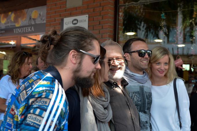 Vrhunec druženja so oboževalci serije dočakali v kleti Brda, kjer so jih čakali skoraj vsi junaki serije Ena žlahtna štorija.  | Foto: Tinca in Urban Kolman