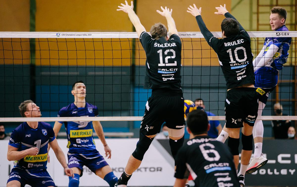 Calcit Volley - Maribor | Kamničani so v napeti zaostali tekmi 9. kroga 1. DOL premagali Mariborčane. Ti so končali 15 tekem trajajoč zmagoviti niz. | Foto Klemen Brumec