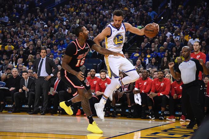 Stephen Curry (16) je dosegel manj točk od Jamesa Johnsona (21), a se vseeno razveselil prepričljive zmage. | Foto: Reuters