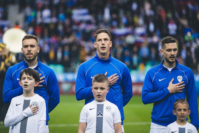 Andres Vombergar v družbi soigralcev (Sandi Lovrić in Petar Stojanović) med petjem državne himne pred začetkom dvoboja med Slovenijo in San Marinom. | Foto: Grega Valančič/Sportida